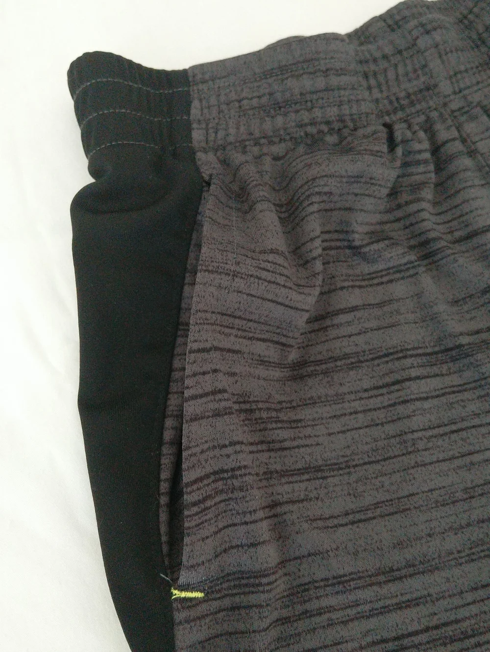 Spalding Boys Dark Grey, Black And Neon Green Athletic Shorts Size M (10-12)